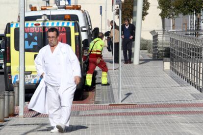 Un empleado del Puerta de Hierro (Majadahonda), con un cigarro en el recinto del hospital.