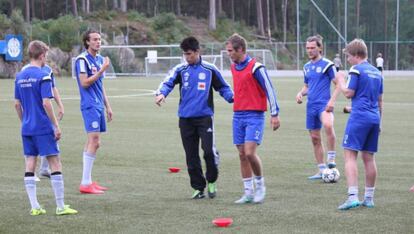 Carlos Cuesta da indicaciones en una sesión especial de entrenamiento con un equipo de Noruega, en uno de sus viajes.