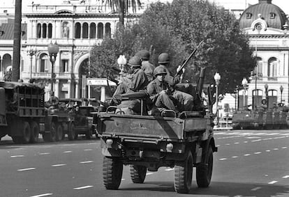 Tropas del Ejército argentino patrullan las calles frente al Palacio de Gobierno de Buenos Aires luego del golpe militar encabezado por el general Jorge Rafael Videla, el 24 de marzo de 1976.