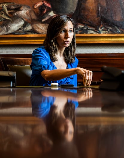 Ione Belarra, secretaria general de Podemos, durante la entrevista en el Congreso.