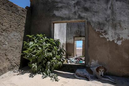 Vista de los restos de una casa abandonada ante el avance del mar. La erosión se ha agudizado ahora por el cambio climático, con la "subida del nivel del mar" a largo plazo y "a corto y medio plazo con las resacas excepcionales y los periodos prolongados de lluvias y sequías", explica el geólogo Eduardo Bulhoes, de la Universidad Federal Fluminense.