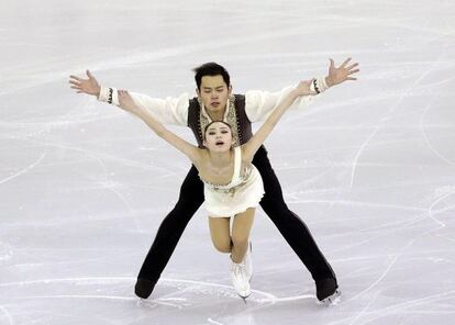 Una parella competint a la final del Gran Prix de patinatge artístic.