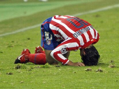 Agüero se queja tras una acción en la que resultó lesionado.