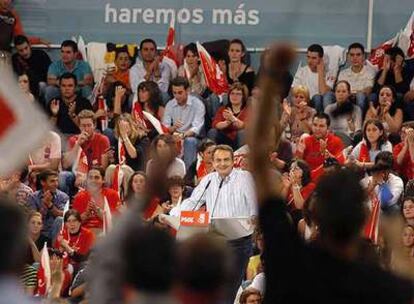 José Luis Rodríguez Zapatero, anoche, durante el mitin del PSOE en el pabellón multiusos de Cáceres.