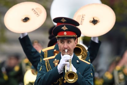 Banda militar russa atua durante o Dia da Vitória na praça Vermelha, em Moscou.