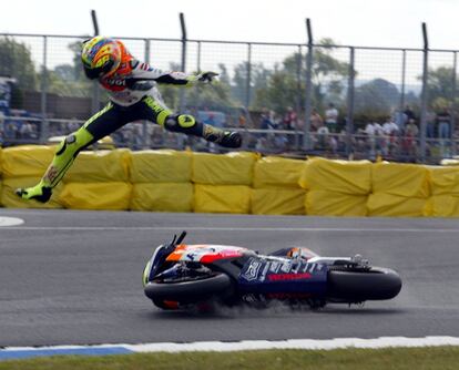 Rossi vuela sobre su Honda en un entrenamiento libre del Gran Premio de Motociclismo de Gran Breta?a en Donington Park (Inglaterra), el 12 de julio de 2002.