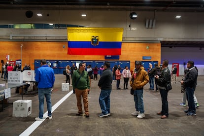 El pueblo ejerce su derecho al voto en la segunda vuelta de las Elecciones Generales de Ecuador 2025, en IFEMA Madrid, el 13 de abril de 2025.