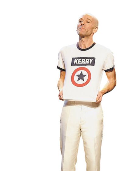 Michael Stipe enseña su camiseta en apoyo a John Kerry durante el concierto Vote For Change, en octubre de 2004.