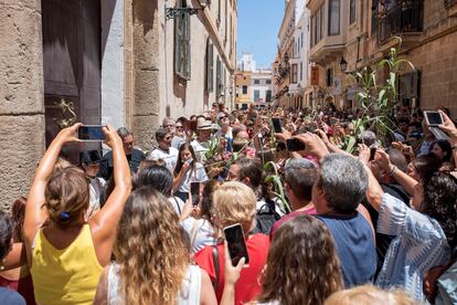 Celebración espontánea de la fiesta de San Juan en Ciutadella, Menorca, festejo suspendido por el Ayuntamiento y en el que se han producido algunas aglomeraciones.