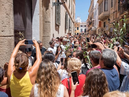 Celebración espontánea de la fiesta de San Juan en Ciutadella, Menorca, festejo suspendido por el Ayuntamiento y en el que se han producido algunas aglomeraciones.