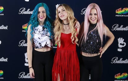 Las integrantes de Sweet California, Alba Reig (d), Rocío Cabrera (c), Sonia Gómez González (i), en la última gala los Premios 40 Principales.