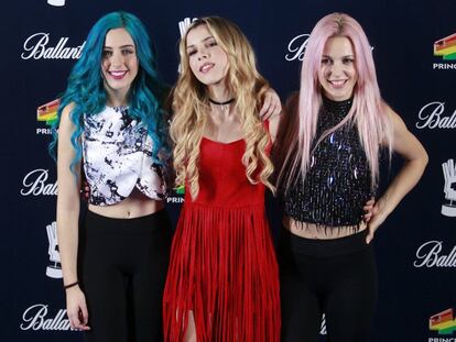 Las integrantes de Sweet California, Alba Reig (d), Roc&iacute;o Cabrera (c), Sonia G&oacute;mez Gonz&aacute;lez (i), en la &uacute;ltima gala los Premios 40 Principales. 