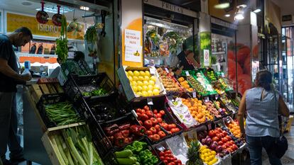 Puesto de frutas y verduras en un mercado de abastos.