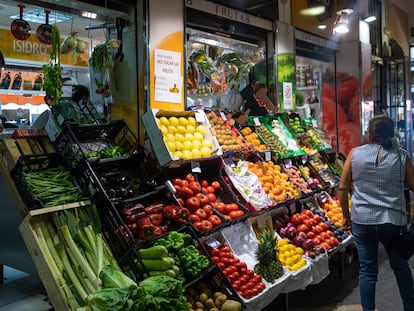 Puesto de frutas y verduras en un mercado de abastos de Sevilla.
María José López / Europa Press
12/08/2022