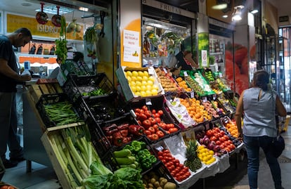 Puesto de frutas y verduras en un mercado de abastos.