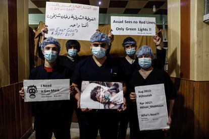 Personal médico del Hospital Especializado de Damasco denuncian el presunto ataque con armas químicas contra la ciudad siria de Khan Sheikhun, durante una protesta para mostrar solidaridad con las víctimas de la rebelde Douma.
