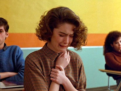 Ha nacido una estrella: la secuencia del episodio piloto de 'Twin Peaks' en la que el personaje de Lara Flynn Boyle descubre que su amiga Laura Palmer ha muerto es un clásico de la televisión y presentó a la actriz al mundo.