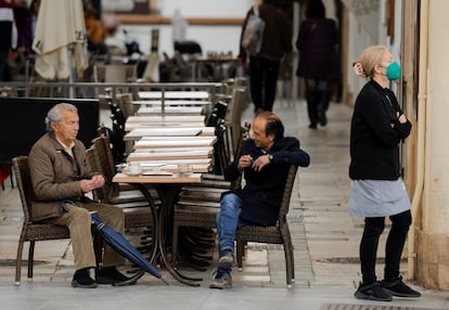 Dos clientes se toman una consumición en una terraza, este miércoles, en Ronda.