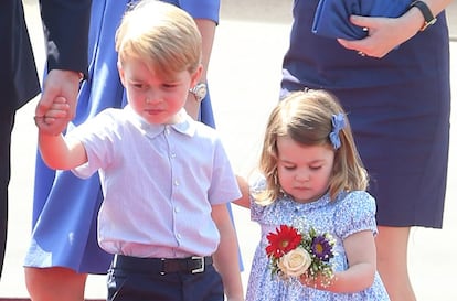 Los pr&iacute;ncipes Jorge y Carlota, hijos de los duques de Cambridge, a su llegada a Alemania este mi&eacute;rcoles.