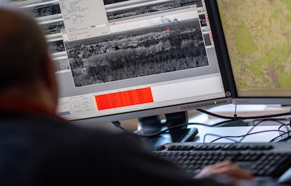 Un trabajador del centro de control de incendios de Eberswalde, Brandenburgo (Alemania) observa en su pantalla una nube de humo sobre un bosque.