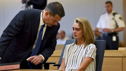 Michelle Carter com seu advogado, Joseph Cataldo.