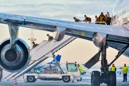 Alrededor de unos 300 marines desembarcan de un Boeing 747 en Stjordal (Noruega) para participar en un entrenamiento de seis meses sobre la Guerra de Invierno.