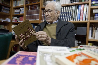 Xosé Neira Vilas le un exemplar da primeira edición de <i>Memorias dun neno labrego</i> (1961), o xoves na súa fundación de Gres.