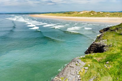 Tullan Strand, una de las playas de surf del condado de Donegal, en Irlanda.