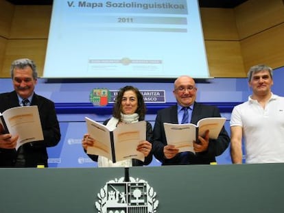 Cristina Uriarte y a su izquierda, Patxi Baztarrika, este lunes en Bilbao.