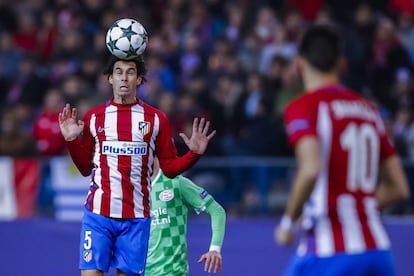 El centrocampista portugués del Atlético de Madrid Tiago Mendes golpea el balón.