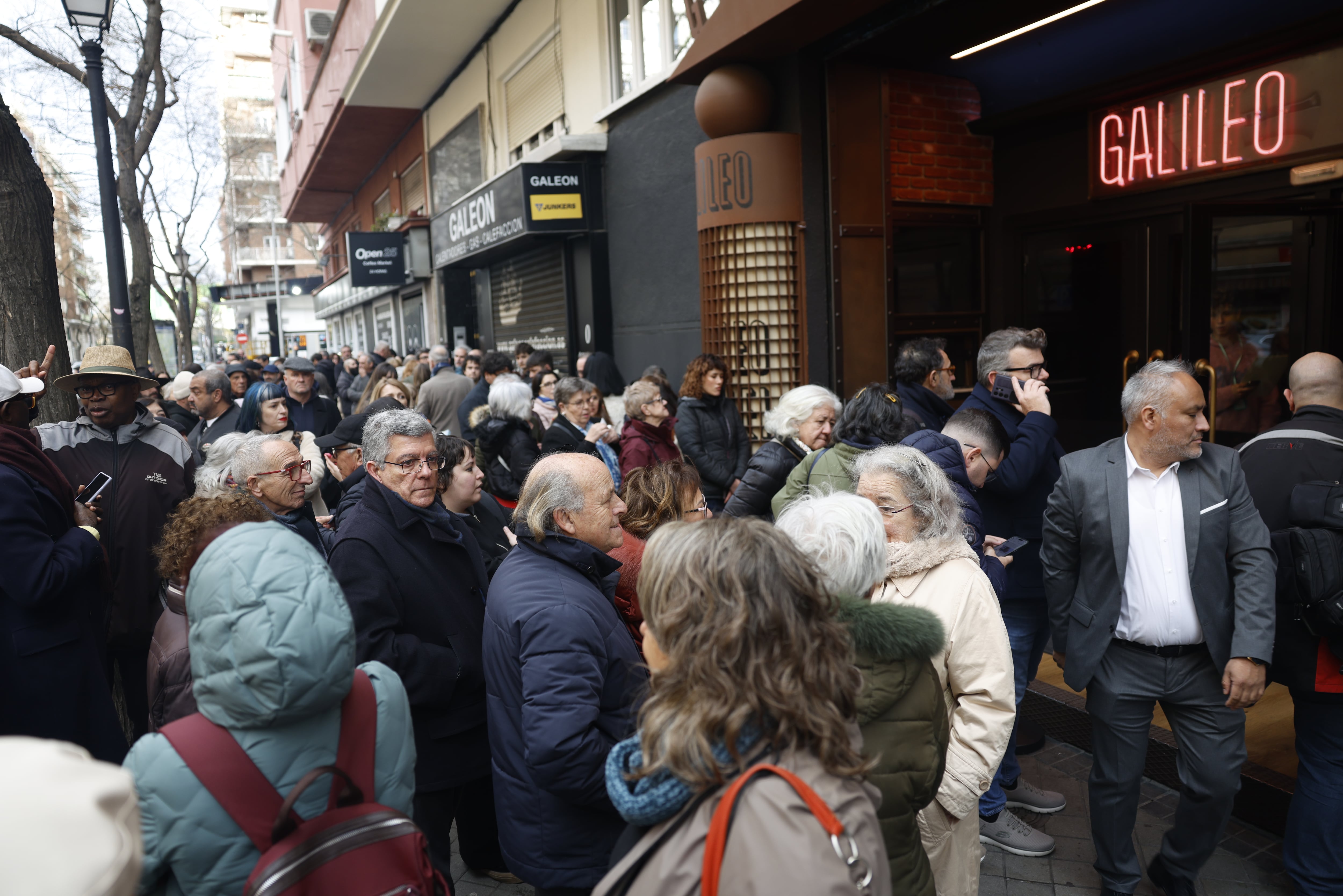 Un centenar de personas espera para acceder a la sala Galileo Galilei de Madrid este miércoles.