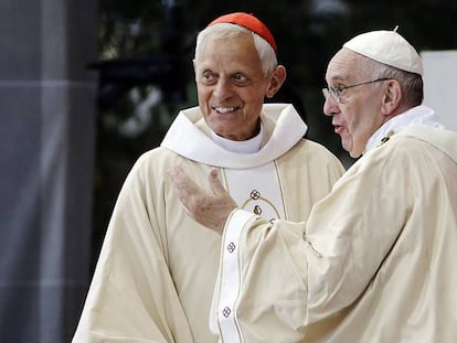 O Papa com o cardeal Wuerl, acusado de encobrir os fatos, em Washington em 2015.