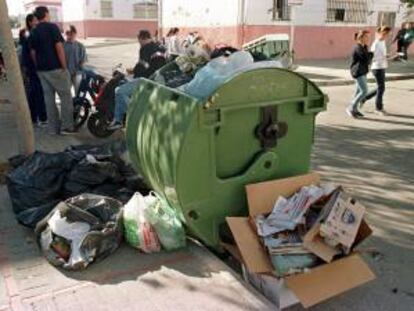 En la imagen, un contenedor de basura lleno en Jerez. EFE/Archivo
