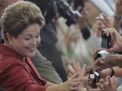 La presidenta Dilma Rousseff saluda a un grupo de m&eacute;dicos en Brasilia.