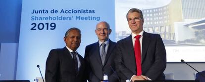 Dillip Rajakarier, consejero delegado de Minor; Ramón Aragonés, consejero delegado de NH, y Alfredo Fernández Agras, presidente del Consejo de NH.