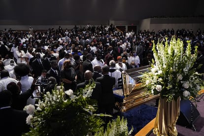 Familiares de George Floyd se despiden de él durante la ceremonia, en Houston.