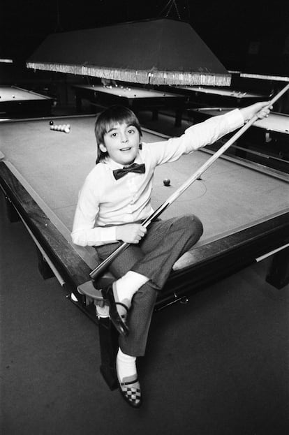 Ronnie O'Sullivan, que tiene diez años en esta imagen, posa en el Brooksby's Snooker Club de Hackney en 1986.