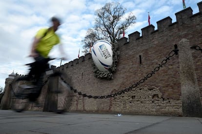 Un bal&oacute;n gigante incrustado en la muralla del castillo de Cardiff anuncia la Copa del Mundo de Rugby. 