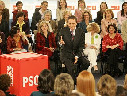 Zapatero con las representantes de asociaciones de mujeres, ayer, en la sede del PSOE.