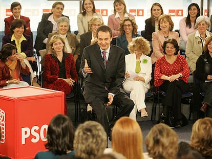 Zapatero con las representantes de asociaciones de mujeres, ayer, en la sede del PSOE.