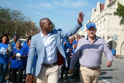 Mmusi Maimane (I) y Athol Trollip, nuevo alcalde de Nelson Mandela Bay