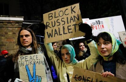 Manifestantes ucranianos protestando frente a la embajada rusa en Londres tras el anuncio de las nuevas sanciones económicas