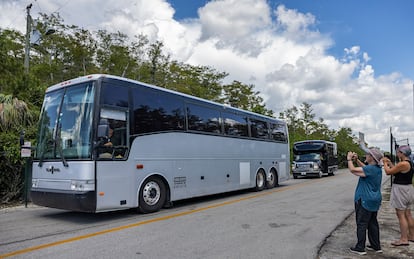 Autobuses que transportan a migrantes salen de Alligator Alcatraz, en agosto de 2025, en Ochopee, Florida.