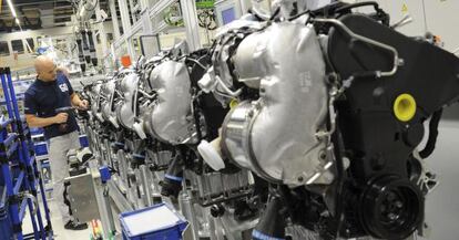 Un empleado trabaja en la cadena de montaje de motores de Salzgitter (Alemania).