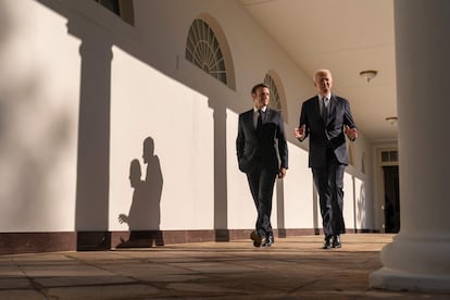 Biden y Macron caminan por el porche de la Casa Blanca que les lleva al Despacho Oval.