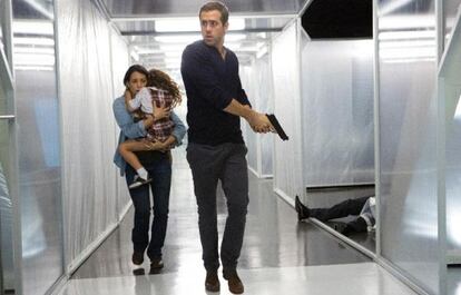 Ryan Reynolds haciendo de protector en 'Eternal'.