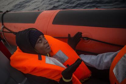 Una mujer nigeriana reza mientras llora a bordo de un bote de rescate después de ser rescatada por la ONG española Proactiva Open Arms.