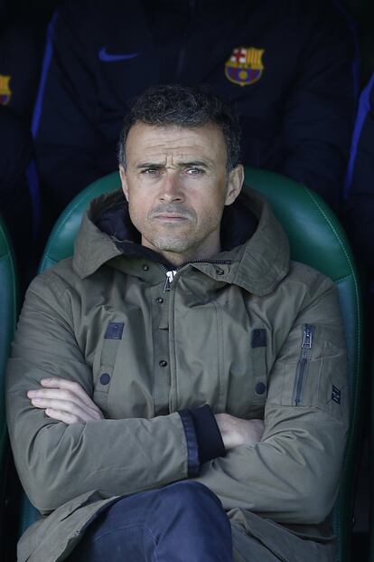 El entrenador del Barcelona, Luis Enrique, sentado en el banquillo durante el partido.