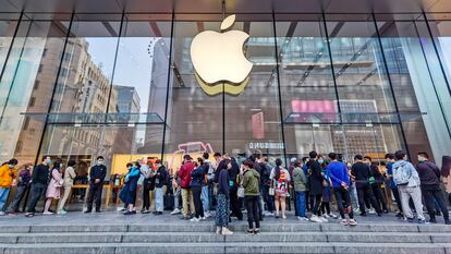 Una fila de gente espera fuera de la tienda de Apple en Shanghai para comprar un iPhone 12 a finales de octubre de 2020.