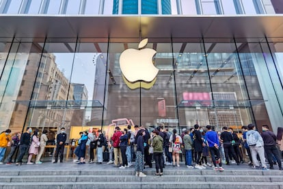 Una fila de gente espera fuera de la tienda de Apple en Shanghai para comprar un iPhone 12 a finales de octubre de 2020.